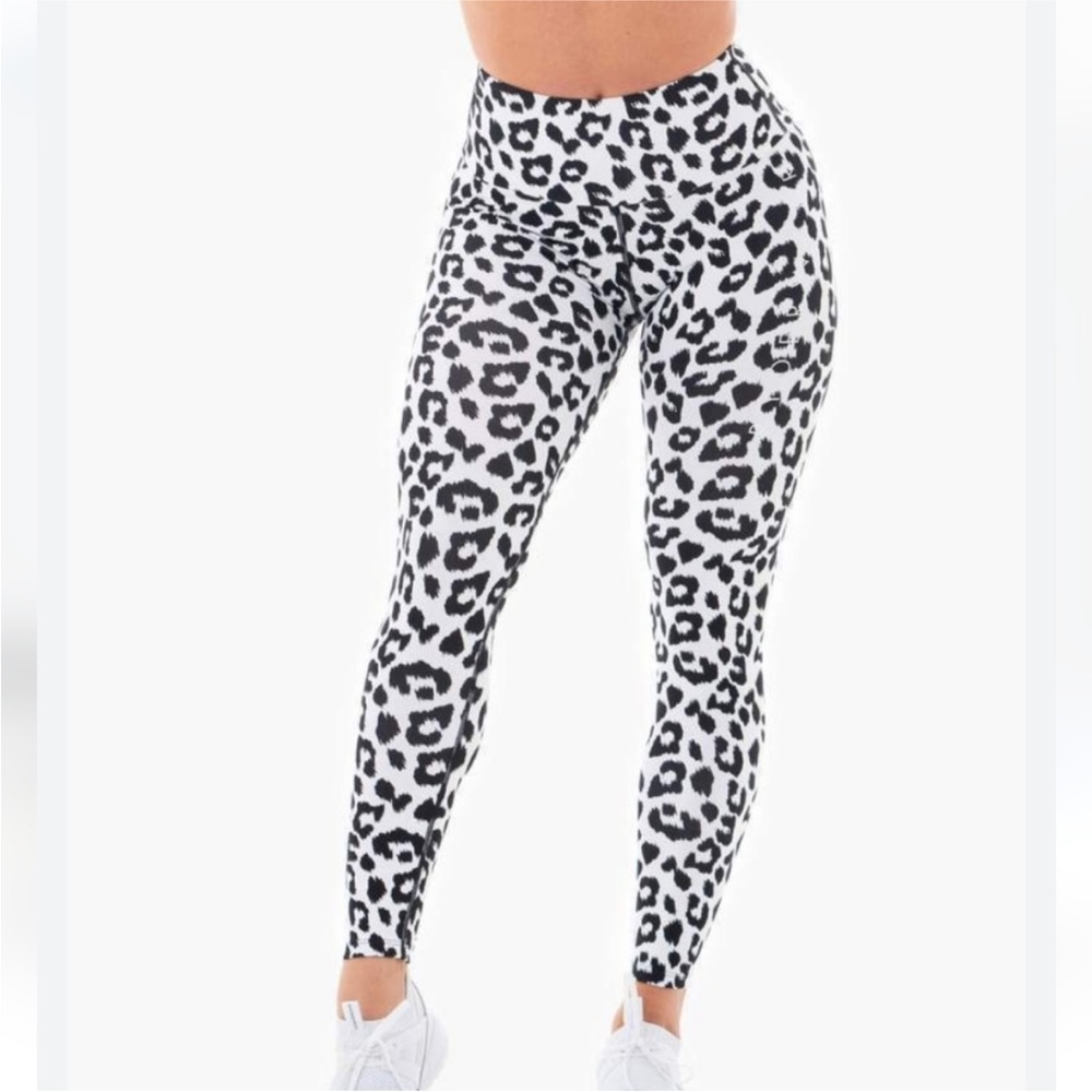 Ryderwear White Cheetah scrunch booty leggings small